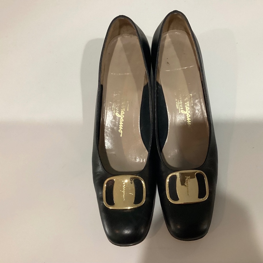 Vintage Salvatore Ferragamo Size 8 AAA Black